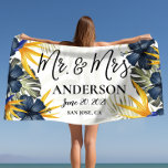 Chic Tropical Personalisiert Mr & Mrs Custom Strandtuch<br><div class="desc">Machen Sie eine Erklärung am Pool oder am Strand mit unserer großen Auswahl an niedlichen,  individuell anpassbaren Badetüchern. Wir haben elegante,  klassische und lustige Volldruckdesigns.</div>