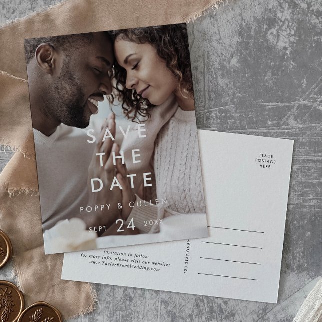 Chic Typografy Foto Template Save the Date Einladungspostkarte (Von Creator hochgeladen)