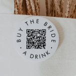 Chic Typografy Kaufen Sie die Braut ein Getränk QR Button<br><div class="desc">Diese schicke Typografie kaufen die Braut ein Getränk QR-Code Button ist perfekt für einen einfachen Junggeselinnen-Abschied oder Brautparty. Das einfache Design zeichnet sich durch klassisch minimalistische schwarz-weiße Typografie mit einem rustikalen Bohustempfinden aus. Anpassbar in jeder Farbe.</div>