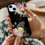 Chic Vintage Personalisierte Rose & Iris Case-Mate iPhone Hülle<br><div class="desc">Schöne,  zeitlose und elegante Sprays aus künstlerisch rosa und weiß rosa Rosen,  Pfannkuchen und lila Bartiris mit zartem Blattwerk. Enthält ein bearbeitbares Textfeld für Ihre Personalisierung und die Hintergrundfarbe ist anpassbar.</div>