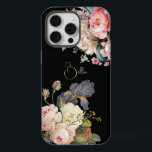 Chic Vintage Personalisierte Rose & Iris iPhone 15 Pro Max Hülle<br><div class="desc">Schöne,  zeitlose und elegante Sprays aus künstlerisch rosa und weiß rosa Rosen,  Pfannkuchen und lila Bartiris mit zartem Blattwerk. Enthält ein bearbeitbares Textfeld für Ihre Personalisierung und die Hintergrundfarbe ist anpassbar.</div>