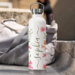 Chic Watercolor Blumenschrift Personalisiert Trinkflasche<br><div class="desc">Leckereien Sie selbst oder eine ganz besondere Person mit unserem Personalisierten White Water Flasche mit unserem Chic Watercolor Floral Designer! Diese stilvolle und praktische Flasche ist ideal für den Alltag. Mit einem wunderschönen Blumendesign von Lorena Depante in Aquarelltönen, fügt es Ihrer Hydratationsroutine eine Touch Eleganz hinzu. Personalisieren Sie es mit...</div>