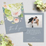 Chic Watercolor Florals Wedding Foto Dankeskarte<br><div class="desc">Schöne Aquarelltöne von weißen und grünen Hydrangeas mit rosa und cremefarbenen Rose,  Gänseblüten,  kleinen Blüten und Blätter sind auf der Vorderseite dieser staubblauen Hochzeitskarten. Ihr Foto und Ihre Nachricht werden auf der Rückseite gedruckt. PASSENDE Artikel in unserer Sammlung.</div>