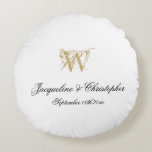 Chic White Gold Monogram New Wedding Keepake Rundes Kissen<br><div class="desc">Chic White Gold Monogram, neu verheiratet Keepake Rund Kissen. Personalisiertes, weißes und goldenes mit Monogramm Rundkissen. Elegante schicke Schrift, Namen der Braut und Bräutigam und Hochzeitstag auf einem klassischen soliden weißen Hintergrund. Wunderschönes Geschenk für frisch gezapfte, oder schön für Ihre eigene Zuhause. Ein wunderschönes Geschenk für Hochzeiten, Polterabende, Verlobungsfeiern, Brautpartys,...</div>