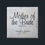 Chic White Hearts and Peonies Mother of the Bride Button<br><div class="desc">Dieser schöne Namensschild ist ideal, um die wichtigsten Mitglieder der Hochzeitsfeier am Brautparty, beim Probe-Dinner oder beim Hochzeitsempfang zu identifizieren. Es wurde als Teil unserer Hochzeitssuite White Reflections entworfen und bietet schwarzen Text auf einem Hintergrund, der die Blume und Herzen von Weiß widerspiegelt. Der Text ist vollständig anpassbar und lautet:...</div>
