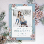 Chic Winter Holiday Pine on Blue Background Feiertagskarte<br><div class="desc">Elegante und schicke Aquarellfarben mit Kiefernfüßen und Tannenfäden auf staubblauem Hintergrund mit Foto- und TextVorlagen.</div>