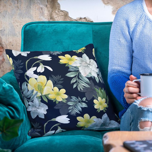 Chic Winter Snowdrop Anemone Blumenmuster Kissen (Von Creator hochgeladen)