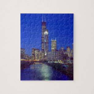 Chicago, Illinois, Skyline bei Nacht mit Chicago