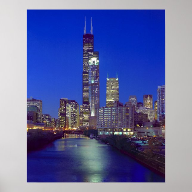 Chicago, Illinois, Skyline nachts mit Chicago Poster (Vorne)