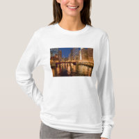Chicago, Illinois, Skyline und Chicago River bei 2