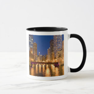 Chicago, Illinois, Skyline und Chicago River bei Tasse