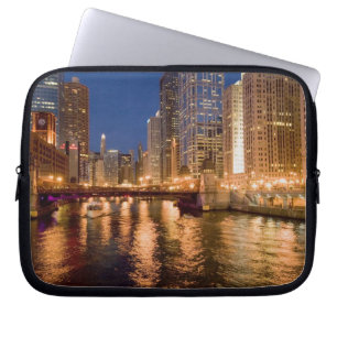 Chicago, Illinois, Skyline und Chicago River um 2 Laptopschutzhülle