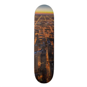 Chicago im Stadtzentrum gelegen am Sonnenuntergang Skateboard