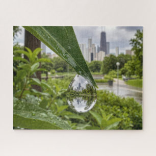 Chicago-Stadt spiegelt sich in einem Regentropfen