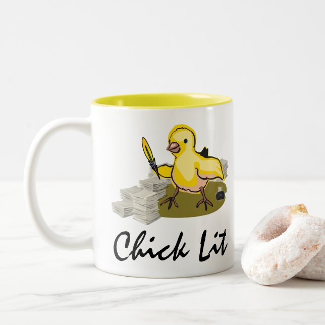 Chick Lit Writer with Paper and Feather Quill Zweifarbige Tasse (Mit Donut)