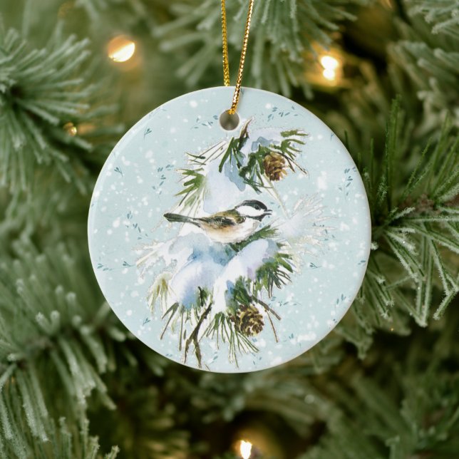 Chickadee Bird Pinecone Schnee Winterwein Aquamari Keramik Ornament (Baum)