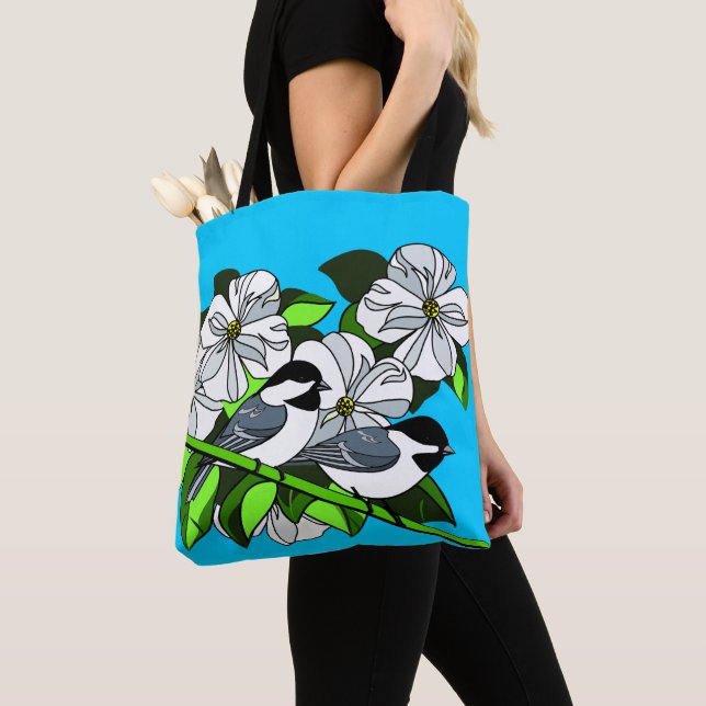 Chickadee unter Dogwood-Blume Tasche (Von Nahem)