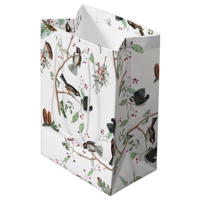 Chickadevögel Berries & Pinecones Wasserfarbe Mittlere Geschenktüte (Vorderseite Schrägansicht)