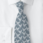 Chicken Hen Poultry Krawatte<br><div class="desc">Eine staubige, blau-graue und weiße Hühnergestaltung für Hühner- und Geflügelliebhaber, Bauer, Kleinhalter und Hühnerflüster. Originelle Kunst von Nic Squirrell.</div>