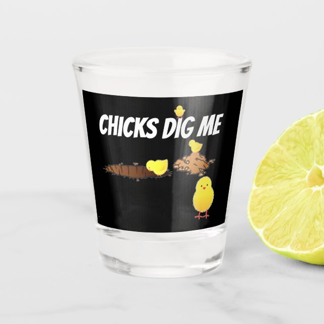 CHICKS DIG ME SCHNAPSGLAS (Vorderseite)