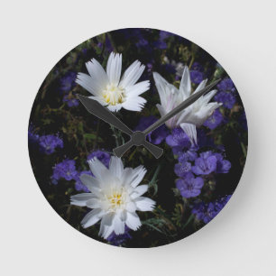 Chicorée und Phacelia-Wildblumen Runde Wanduhr