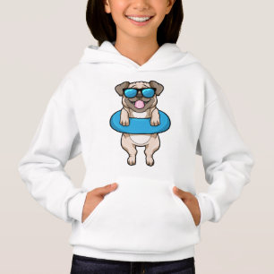Chien à la natation avec anneau de natation