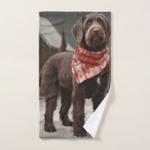 Chien à poil dur pointant dans Noël enneigé