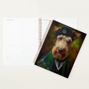 chien airedale à la St. Patrick's Day