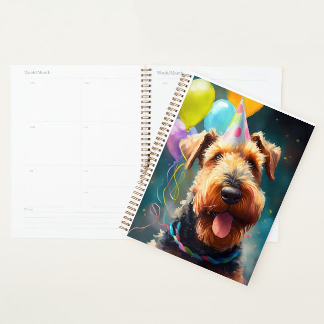 Chien Airedale avec casquette d'anniversaire et ba (Devant avec enveloppe)