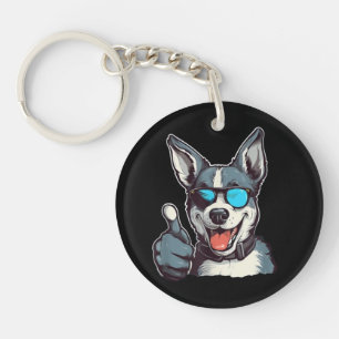 Chien aux lunettes de soleil drôles avec pouce lev