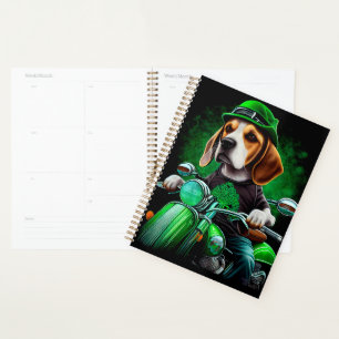 Chien Beagle conduisant un vélo pour la Saint-Patr