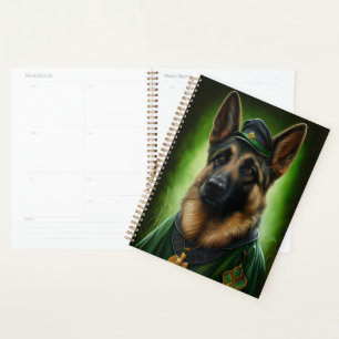 Chien berger allemand en tenue de jour St. Patrick