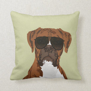 Chien frais de boxeur pour le coussin d'amoureux