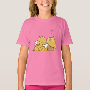 Chien heureux avec des T-shirts et des cadeaux