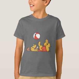 Chien jouant avec des T-shirts et des cadeaux de