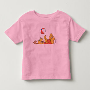 Chien jouant avec des T-shirts et des cadeaux de