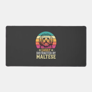 Chien maltais rétro coucher de soleil distrait