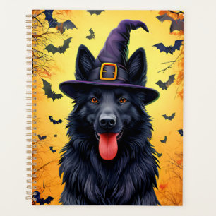 Chien mignon dans une scène d'Halloween avec des c