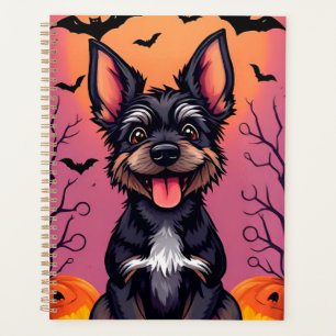 Chien mignon dans une scène d'Halloween avec des c