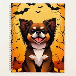 Chien mignon dans une scène d'Halloween avec des c