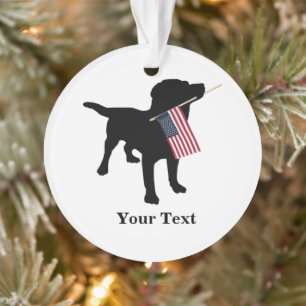 Chien noir de laboratoire avec le drapeau