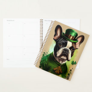 Chien-taureau français en tenue de la Saint Patric