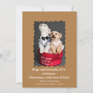 Chiens drôles et mignons disant carte de vacances 