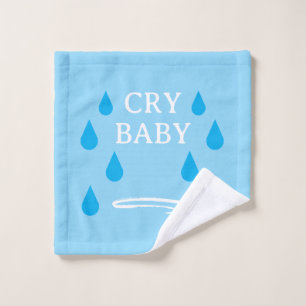 Chiffonnette bleue mignonne bébé pleure avec des l