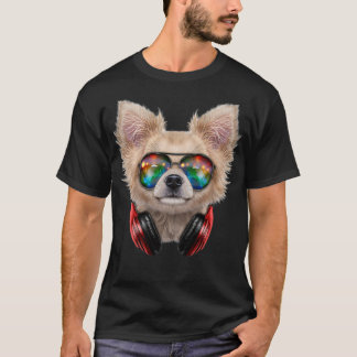 Chihuahua Dog als DJ mit Space Sunglass und T-Shirt