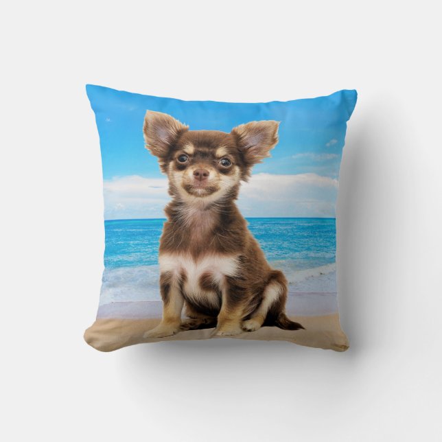 Chihuahua Hund sitzt am tropischen Strand Kissen (Vorderseite)