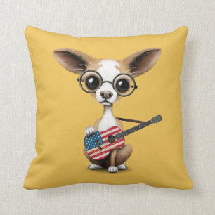 Chihuahua-Hündchen, das Flagge-Gitarre spielt Kissen