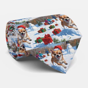 Chihuahua läuft im Schnee mit Weihnachtsmütze Krawatte