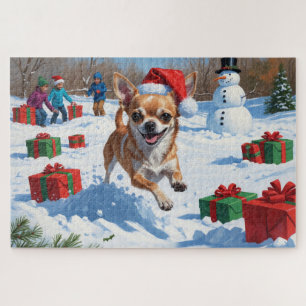 Chihuahua läuft in Schnee mit Weihnachtshut