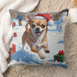 Chihuahua läuft in Schnee mit Weihnachtshut Kissen
